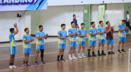 SEMANGAT: Tim Voli Polres Probolinggo berbaris sebelum pertandingan dalam ajang Kapolda Jatim Cup 2026 Rayon II. Tim yang dikapteni Kapolsek Krejengan Iptu Miftahol Rahman (3 dari kiri) sukses keluar sebagai juara (Doc. Seputar Jatim)