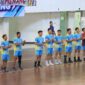 SEMANGAT: Tim Voli Polres Probolinggo berbaris sebelum pertandingan dalam ajang Kapolda Jatim Cup 2026 Rayon II. Tim yang dikapteni Kapolsek Krejengan Iptu Miftahol Rahman (3 dari kiri) sukses keluar sebagai juara (Doc. Seputar Jatim)