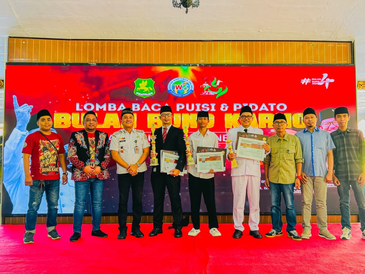 SEMANGAT: Foto bersama usai memberikan hadiah kepada pemenang lomba Pidato Gaya Bung Karno 2026 di Pendopo Agung Keraton Sumenep (Mufti Che -Seputar Jatim)