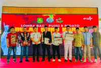 SEMANGAT: Foto bersama usai memberikan hadiah kepada pemenang lomba Pidato Gaya Bung Karno 2026 di Pendopo Agung Keraton Sumenep (Mufti Che -Seputar Jatim)