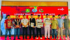 SEMANGAT: Foto bersama usai memberikan hadiah kepada pemenang lomba Pidato Gaya Bung Karno 2026 di Pendopo Agung Keraton Sumenep (Mufti Che -Seputar Jatim)