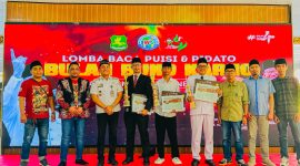 SEMANGAT: Foto bersama usai memberikan hadiah kepada pemenang lomba Pidato Gaya Bung Karno 2026 di Pendopo Agung Keraton Sumenep (Mufti Che -Seputar Jatim)