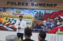 SAMBUTAN: Bupati Sumenep, Achmad Fauzi Wongsojudo, saat menghadiri acara Hari Bhayangkara ke-80 di Mapolres Sumenep (Doc. Seputar Jatim)
