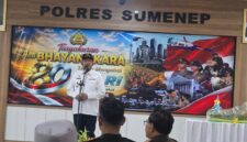 SAMBUTAN: Bupati Sumenep, Achmad Fauzi Wongsojudo, saat menghadiri acara Hari Bhayangkara ke-80 di Mapolres Sumenep (Doc. Seputar Jatim)