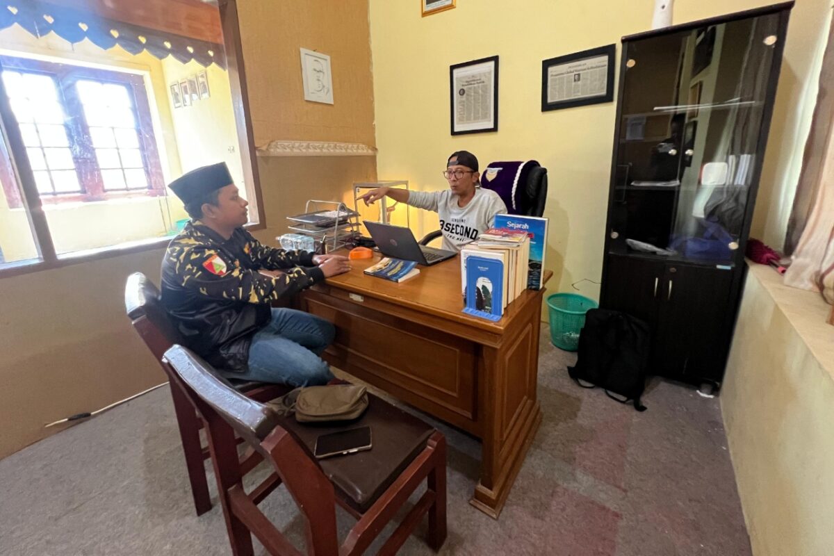 BERBINCANG: Ketua Tim Ahli Cagar Budaya (TACB) Kabupaten Sumenep, Ibnu Hajar, saat membahas soal tambang galian c dengan Pengurus Bidang Pengembangan SDA dan Mineral PW GP Ansor Jawa Timur, Prengki Wirananda (Doc. Seputar Jatim)