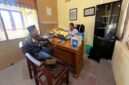 BERBINCANG: Ketua Tim Ahli Cagar Budaya (TACB) Kabupaten Sumenep, Ibnu Hajar, saat membahas soal tambang galian c dengan  Pengurus Bidang Pengembangan SDA dan Mineral PW GP Ansor Jawa Timur, Prengki Wirananda (Doc. Seputar Jatim)