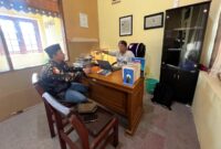 BERBINCANG: Ketua Tim Ahli Cagar Budaya (TACB) Kabupaten Sumenep, Ibnu Hajar, saat membahas soal tambang galian c dengan  Pengurus Bidang Pengembangan SDA dan Mineral PW GP Ansor Jawa Timur, Prengki Wirananda (Doc. Seputar Jatim)