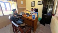BERBINCANG: Ketua Tim Ahli Cagar Budaya (TACB) Kabupaten Sumenep, Ibnu Hajar, saat membahas soal tambang galian c dengan Pengurus Bidang Pengembangan SDA dan Mineral PW GP Ansor Jawa Timur, Prengki Wirananda (Doc. Seputar Jatim)