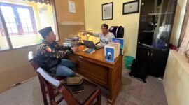 BERBINCANG: Ketua Tim Ahli Cagar Budaya (TACB) Kabupaten Sumenep, Ibnu Hajar, saat membahas soal tambang galian c dengan  Pengurus Bidang Pengembangan SDA dan Mineral PW GP Ansor Jawa Timur, Prengki Wirananda (Doc. Seputar Jatim)