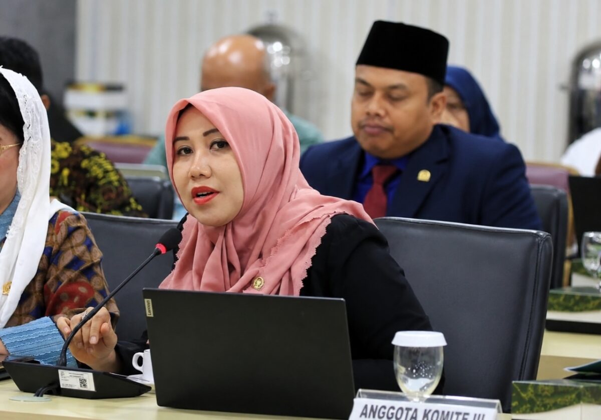 TEGAS: Anggota DPD RI Dapil Jawa Timur, Lia Istifhama, saat mengikuti rapat dan menyampaikan sikap tegas agar aparat kepolisian segera menutup permanen aktivitas tambang pasir ilegal di Kecamatan Ponggok, Kabupaten Blitar (Foto Istimewa)