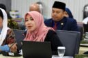TEGAS: Anggota DPD RI Dapil Jawa Timur, Lia Istifhama, saat mengikuti rapat dan menyampaikan sikap tegas agar aparat kepolisian segera menutup permanen aktivitas tambang pasir ilegal di Kecamatan Ponggok, Kabupaten Blitar (Foto Istimewa)
