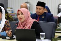 TEGAS: Anggota DPD RI Dapil Jawa Timur, Lia Istifhama, saat mengikuti rapat dan menyampaikan sikap tegas agar aparat kepolisian segera menutup permanen aktivitas tambang pasir ilegal di Kecamatan Ponggok, Kabupaten Blitar (Foto Istimewa)