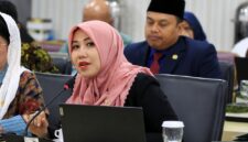 TEGAS: Anggota DPD RI Dapil Jawa Timur, Lia Istifhama, saat mengikuti rapat dan menyampaikan sikap tegas agar aparat kepolisian segera menutup permanen aktivitas tambang pasir ilegal di Kecamatan Ponggok, Kabupaten Blitar (Foto Istimewa)