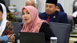 TEGAS: Anggota DPD RI Dapil Jawa Timur, Lia Istifhama, saat mengikuti rapat dan menyampaikan sikap tegas agar aparat kepolisian segera menutup permanen aktivitas tambang pasir ilegal di Kecamatan Ponggok, Kabupaten Blitar (Foto Istimewa)