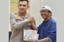 TERSENYUM: Kapolresta Sumenep Kombes Pol. Ariek Indra Sentanu, saat menerima buku karya Bupati dari Tenaga Ahli (TA) Bupati Sumenep Bidang Ilmu Pengetahuan dan Teknologi (Iptek) serta Kebudayaan, Ibnu Hajar (Doc. Seputar Jatim)