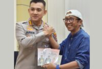 TERSENYUM: Kapolresta Sumenep Kombes Pol. Ariek Indra Sentanu, saat menerima buku karya Bupati dari Tenaga Ahli (TA) Bupati Sumenep Bidang Ilmu Pengetahuan dan Teknologi (Iptek) serta Kebudayaan, Ibnu Hajar (Doc. Seputar Jatim)