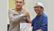 TERSENYUM: Kapolresta Sumenep Kombes Pol. Ariek Indra Sentanu, saat menerima buku karya Bupati dari Tenaga Ahli (TA) Bupati Sumenep Bidang Ilmu Pengetahuan dan Teknologi (Iptek) serta Kebudayaan, Ibnu Hajar (Doc. Seputar Jatim)