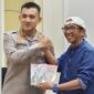 TERSENYUM: Kapolresta Sumenep Kombes Pol. Ariek Indra Sentanu, saat menerima buku karya Bupati dari Tenaga Ahli (TA) Bupati Sumenep Bidang Ilmu Pengetahuan dan Teknologi (Iptek) serta Kebudayaan, Ibnu Hajar (Doc. Seputar Jatim)