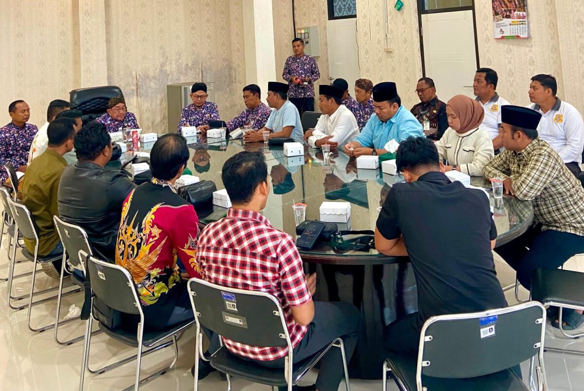 MUSYAWARAH: Lakpesdam LPBH PCNU Sumenep, saat melakukan audiensi bersama jajaran Pemkab Sumenep di Kantor Bupati, membahas tempat usaha yang dijadikan THM (Doc. Seputar Jatim)