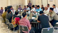 MUSYAWARAH: Lakpesdam LPBH PCNU Sumenep, saat melakukan audiensi bersama jajaran Pemkab Sumenep di Kantor Bupati, membahas tempat usaha yang dijadikan THM (Doc. Seputar Jatim)