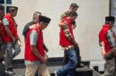 BERJALAN: Kelima tersangka kasus korupsi BSPS di Sumenep (Doc. Seputar Jatim)
