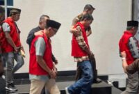 BERJALAN: Kelima tersangka kasus korupsi BSPS di Sumenep (Doc. Seputar Jatim)