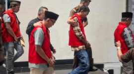 BERJALAN: Kelima tersangka kasus korupsi BSPS di Sumenep (Doc. Seputar Jatim)
