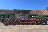 BERSEMANGAT : Kolaborasi TNI dan Ponpes Al-Islamiyah, usai menggelar Kemah HIMMAH ke-51  (Doc. Seputar Jatim)