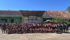 BERSEMANGAT : Kolaborasi TNI dan Ponpes Al-Islamiyah, usai menggelar Kemah HIMMAH ke-51 (Doc. Seputar Jatim)