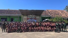 BERSEMANGAT : Kolaborasi TNI dan Ponpes Al-Islamiyah, usai menggelar Kemah HIMMAH ke-51  (Doc. Seputar Jatim)
