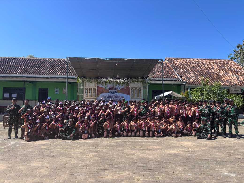 BERSEMANGAT : Kolaborasi TNI dan Ponpes Al-Islamiyah, usai menggelar Kemah HIMMAH ke-51  (Doc. Seputar Jatim)