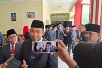 TEGAS: Bupati Sumenep  Achmad Fauzi Wongsojudo,  memberikan keterangan kepada awak media usai memimpin pengambilan sumpah jabatan dan pelantikan pejabat hasil rotasi dan mutasi ASN di Rumah Dinas Bupati Sumenep (Doc. Seputar Jatim)