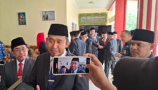 TEGAS: Bupati Sumenep Achmad Fauzi Wongsojudo, memberikan keterangan kepada awak media usai memimpin pengambilan sumpah jabatan dan pelantikan pejabat hasil rotasi dan mutasi ASN di Rumah Dinas Bupati Sumenep (Doc. Seputar Jatim)