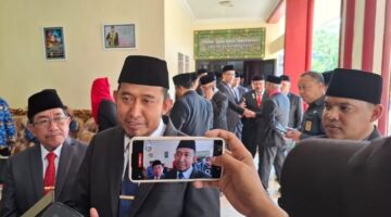 TEGAS: Bupati Sumenep Achmad Fauzi Wongsojudo, memberikan keterangan kepada awak media usai memimpin pengambilan sumpah jabatan dan pelantikan pejabat hasil rotasi dan mutasi ASN di Rumah Dinas Bupati Sumenep (Doc. Seputar Jatim)
