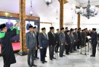 MELANTIK: Bupati Sumenep, Achmad Fauzi Wongsojudo, saat memimpin pelantikan dan pengambilan sumpah/janji jabatan terhadap 25 pejabat administrator di Pendopo Agung Keraton Sumenep (Doc. Seputar Jatim)