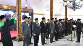 MELANTIK: Bupati Sumenep, Achmad Fauzi Wongsojudo, saat memimpin pelantikan dan pengambilan sumpah/janji jabatan terhadap 25 pejabat administrator di Pendopo Agung Keraton Sumenep (Doc. Seputar Jatim)