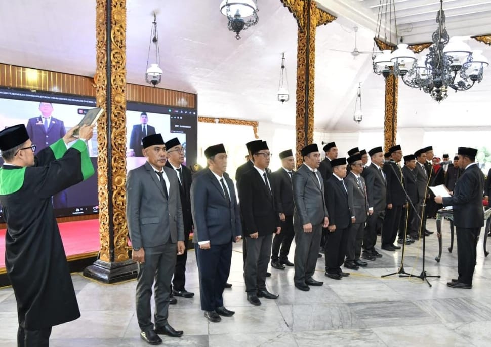 MELANTIK: Bupati Sumenep, Achmad Fauzi Wongsojudo, saat memimpin pelantikan dan pengambilan sumpah/janji jabatan terhadap 25 pejabat administrator di Pendopo Agung Keraton Sumenep (Doc. Seputar Jatim)