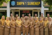 RAPI: Bupati Sumenep, Achmad Fauzi Wongsojudo, berfoto bersama guru usai melakukan inspeksi mendadak (sidak) pelaksanaan Masa Pengenalan Lingkungan Sekolah (MPLS) di SMPN 1 Sumenep (Foto Istimewa)
