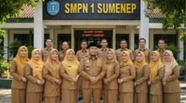 RAPI: Bupati Sumenep, Achmad Fauzi Wongsojudo, berfoto bersama guru usai melakukan inspeksi mendadak (sidak) pelaksanaan Masa Pengenalan Lingkungan Sekolah (MPLS) di SMPN 1 Sumenep (Foto Istimewa)