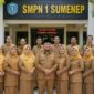RAPI: Bupati Sumenep, Achmad Fauzi Wongsojudo, berfoto bersama guru usai melakukan inspeksi mendadak (sidak) pelaksanaan Masa Pengenalan Lingkungan Sekolah (MPLS) di SMPN 1 Sumenep (Foto Istimewa)