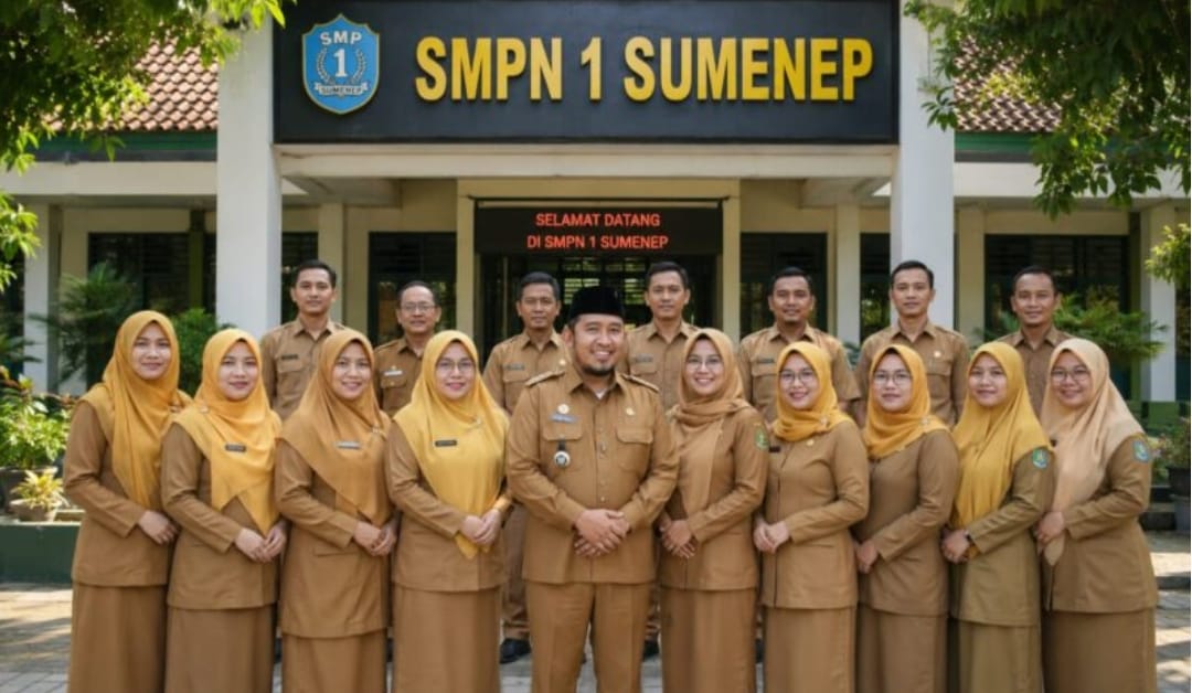RAPI: Bupati Sumenep, Achmad Fauzi Wongsojudo, berfoto bersama guru usai melakukan inspeksi mendadak (sidak) pelaksanaan Masa Pengenalan Lingkungan Sekolah (MPLS) di SMPN 1 Sumenep (Foto Istimewa)