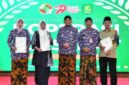 BERJERJER: Direktur RSUD dr. H. Moh. Anwar Sumenep, Erliyati (kiri) usai menerima penghargaan Predikat Koperasi Sehat dari Bupati Sumenep Achmad Fauzi Wongsojudo (tengah) pada peringatan Hari Koperasi ke-79 Tahun 2026 di Pendopo Agung Keraton Sumenep (Doc. Seputar Jatim)
