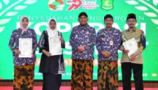 BERJERJER: Direktur RSUD dr. H. Moh. Anwar Sumenep, Erliyati (kiri) usai menerima penghargaan Predikat Koperasi Sehat dari Bupati Sumenep Achmad Fauzi Wongsojudo (tengah) pada peringatan Hari Koperasi ke-79 Tahun 2026 di Pendopo Agung Keraton Sumenep (Doc. Seputar Jatim)