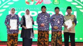 BERJERJER: Direktur RSUD dr. H. Moh. Anwar Sumenep, Erliyati (kiri) usai menerima penghargaan Predikat Koperasi Sehat dari Bupati Sumenep Achmad Fauzi Wongsojudo (tengah) pada peringatan Hari Koperasi ke-79 Tahun 2026 di Pendopo Agung Keraton Sumenep (Doc. Seputar Jatim)