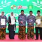 BERJERJER: Direktur RSUD dr. H. Moh. Anwar Sumenep, Erliyati (kiri) usai menerima penghargaan Predikat Koperasi Sehat dari Bupati Sumenep Achmad Fauzi Wongsojudo (tengah) pada peringatan Hari Koperasi ke-79 Tahun 2026 di Pendopo Agung Keraton Sumenep (Doc. Seputar Jatim)