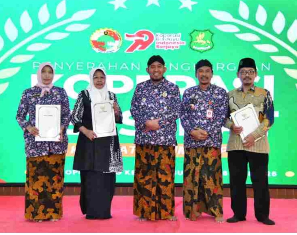BERJERJER: Direktur RSUD dr. H. Moh. Anwar Sumenep, Erliyati (kiri) usai menerima penghargaan Predikat Koperasi Sehat dari Bupati Sumenep Achmad Fauzi Wongsojudo (tengah) pada peringatan Hari Koperasi ke-79 Tahun 2026 di Pendopo Agung Keraton Sumenep (Doc. Seputar Jatim)