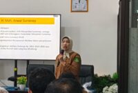 TEGAS: Direktur RSUD dr. H. Moh. Anwar Sumenep, Erliyati, saat membeberkan sederet kualitas pelayanan rumah sakit (Mufti Che - Seputar Jatim)