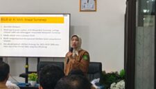 TEGAS: Direktur RSUD dr. H. Moh. Anwar Sumenep, Erliyati, saat membeberkan sederet kualitas pelayanan rumah sakit (Mufti Che - Seputar Jatim)