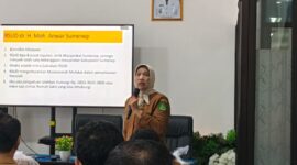 TEGAS: Direktur RSUD dr. H. Moh. Anwar Sumenep, Erliyati, saat membeberkan sederet kualitas pelayanan rumah sakit (Mufti Che - Seputar Jatim)