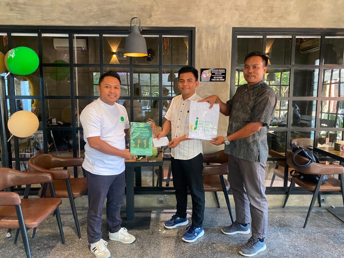 BANGGA: Direktur Utama PT Jago Statistik Center, Imam Ghazali (kiri) saat memberikan dukungan kepada Mahasiswa UNT Sampang menuju Forum Internasional (Doc. Seputar Jatim)